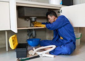 Comment éviter les bouchons dans les canalisations de la salle de bain et de la cuisine